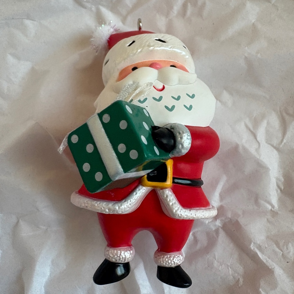 Keepsake Santa Claus Ornament with Gift. NWT
